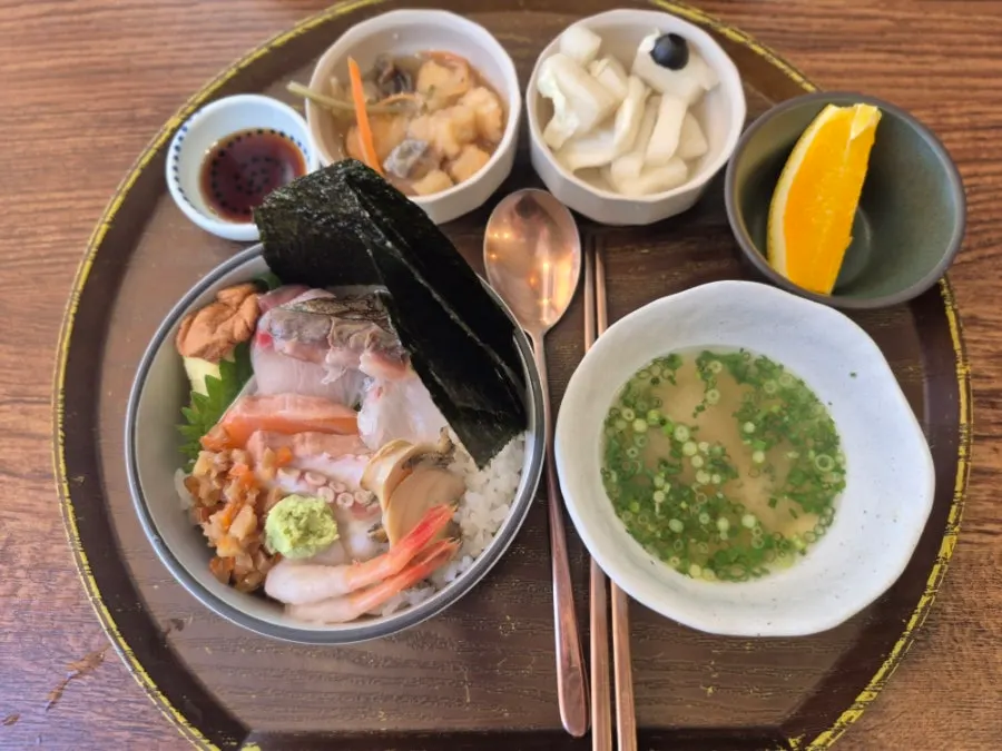 둥치 대표 점심 메뉴 카이센동