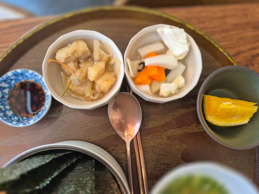 두툼한 생연어가 올라간 둥치 사케동