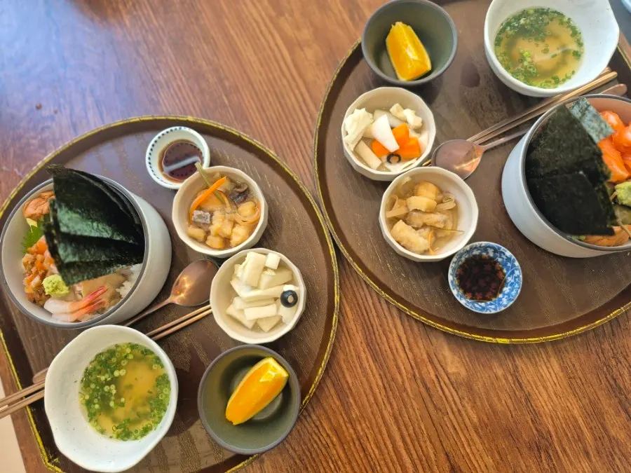 혼밥 손님이 많은 둥치 점심 시간 매장