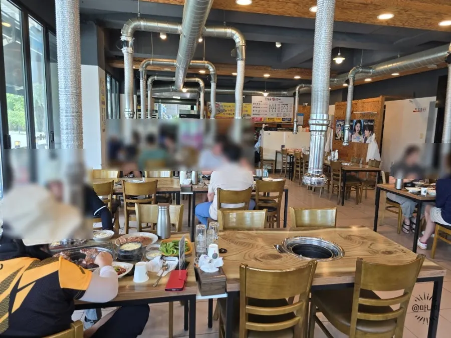 손님으로 붐비는 일품참숯갈비 내부