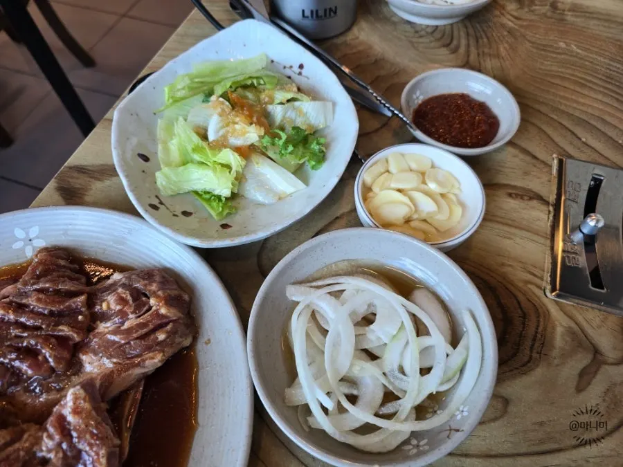 샐러드와 가오리 반찬