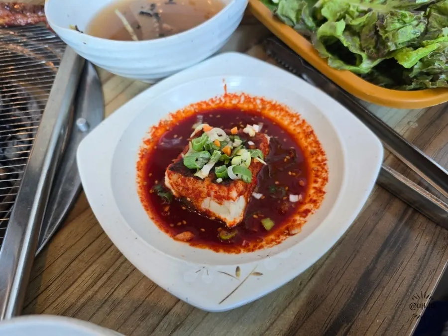 콘치즈가 포함된 고기 반찬 상차림