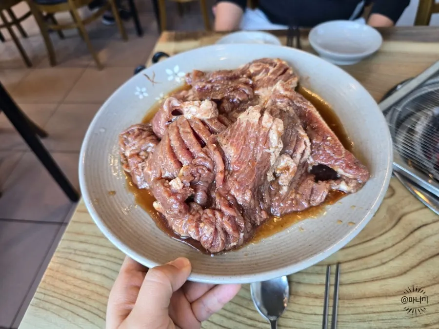 숯불 돼지갈비 식사 장면