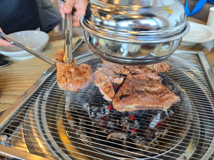 은은한 숯불에 굽는 돼지갈비