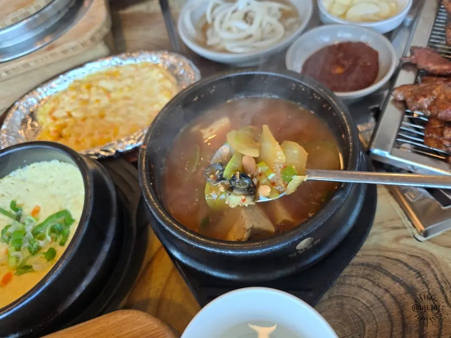 두부와 야채, 우렁이 든 된장찌개