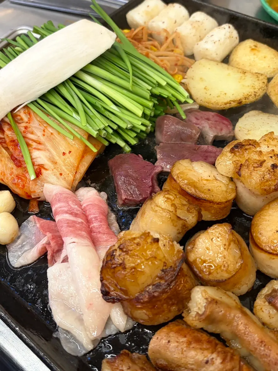 盛り合わせコプチャンと焼き物の付け合わせ