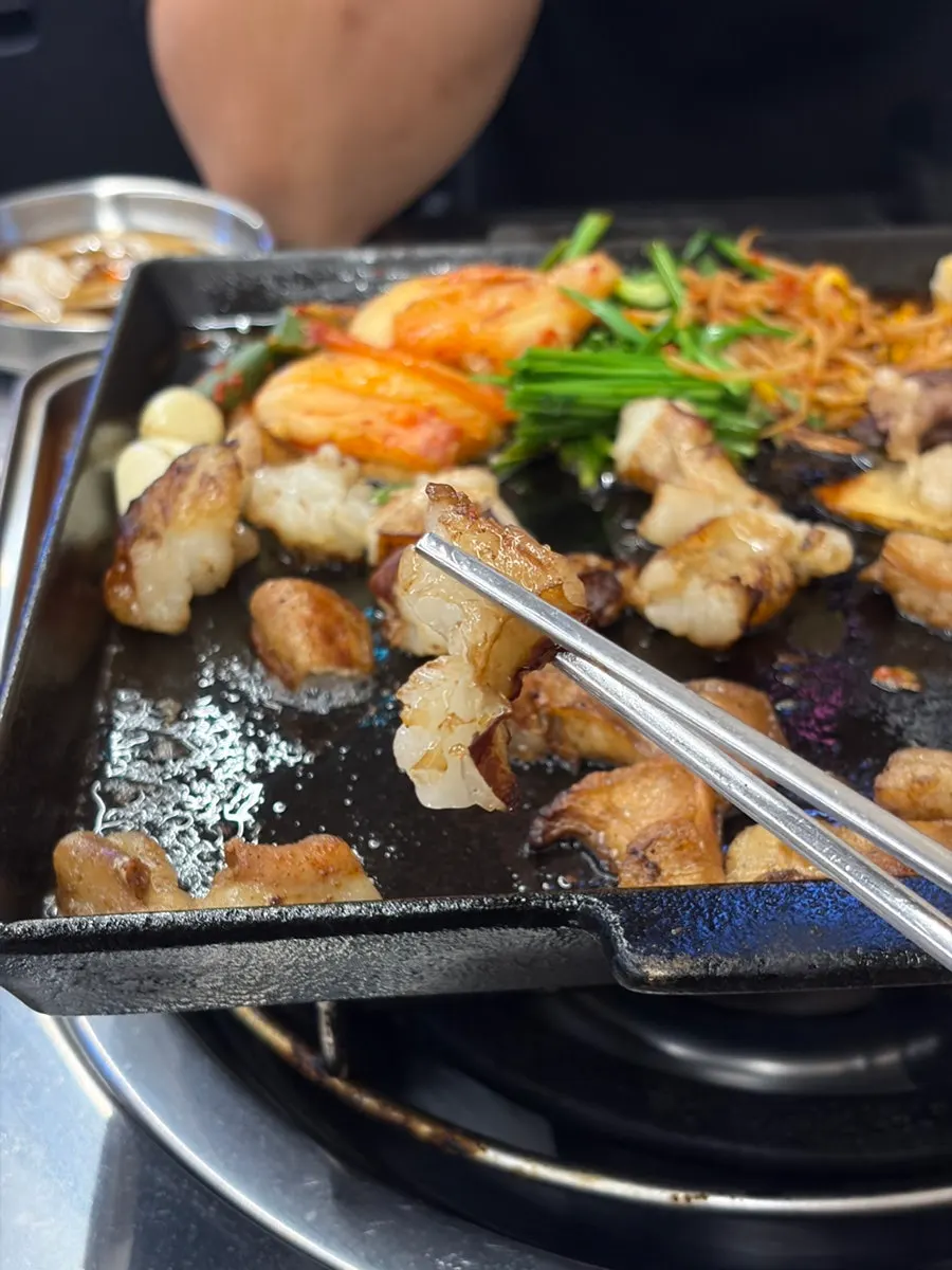 生ビールを添えたコプチャンの食事