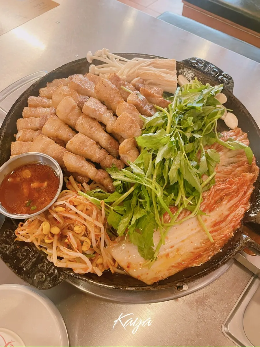 Domestic Korean pork belly prepared using an aging process