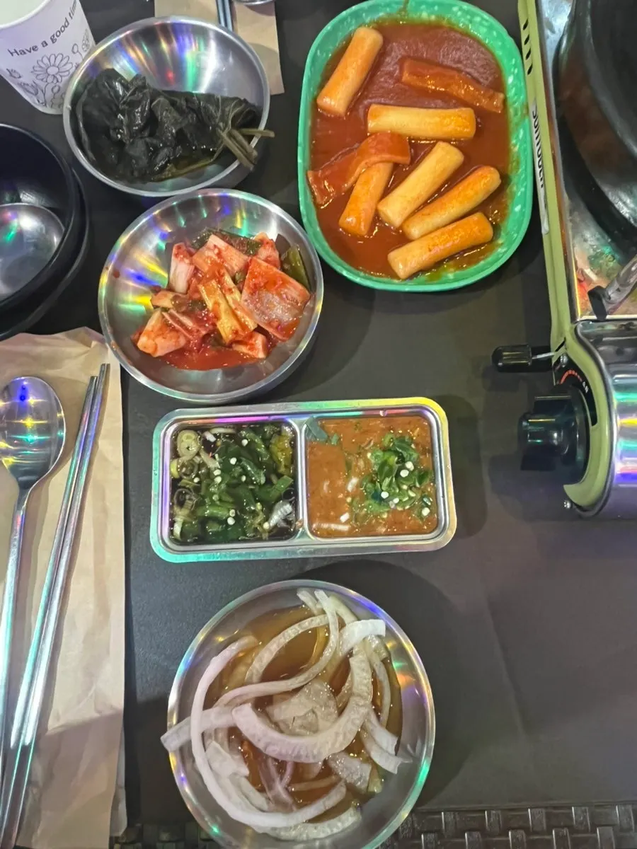 참이슬 한 병과 잔이 놓인 테이블