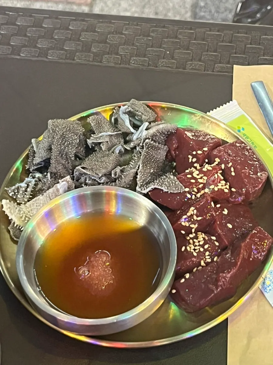 불판이 준비된 우화곱창 야외 테이블