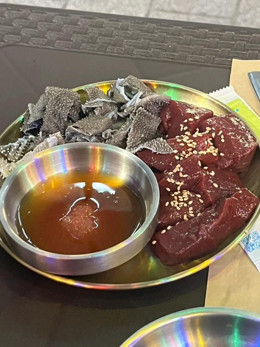 주문 후 세팅된 접시와 수저