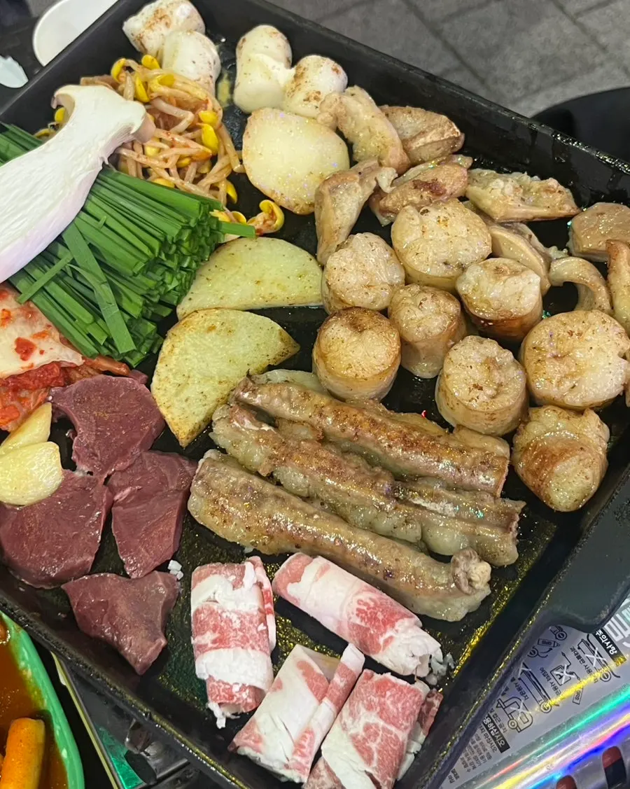 미역국과 떡볶이 등 우화곱창 기본 반찬