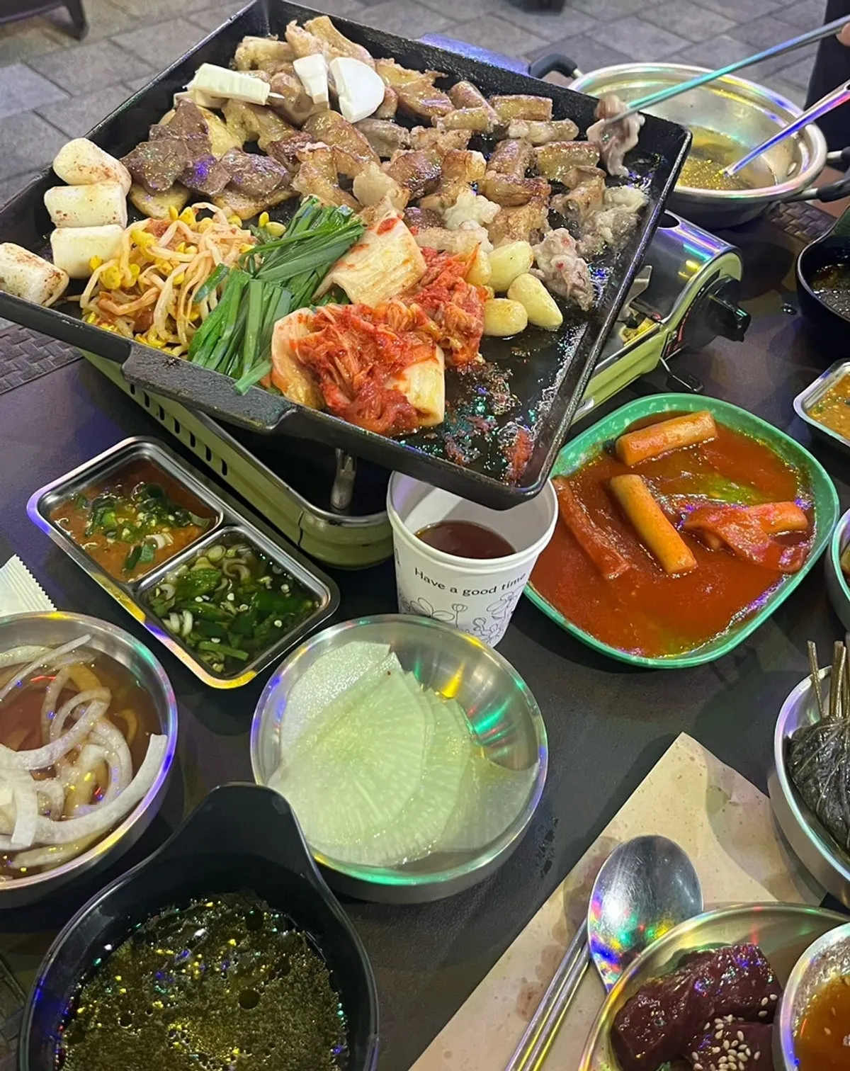 리필해서 먹은 파김치와 깻잎 반찬