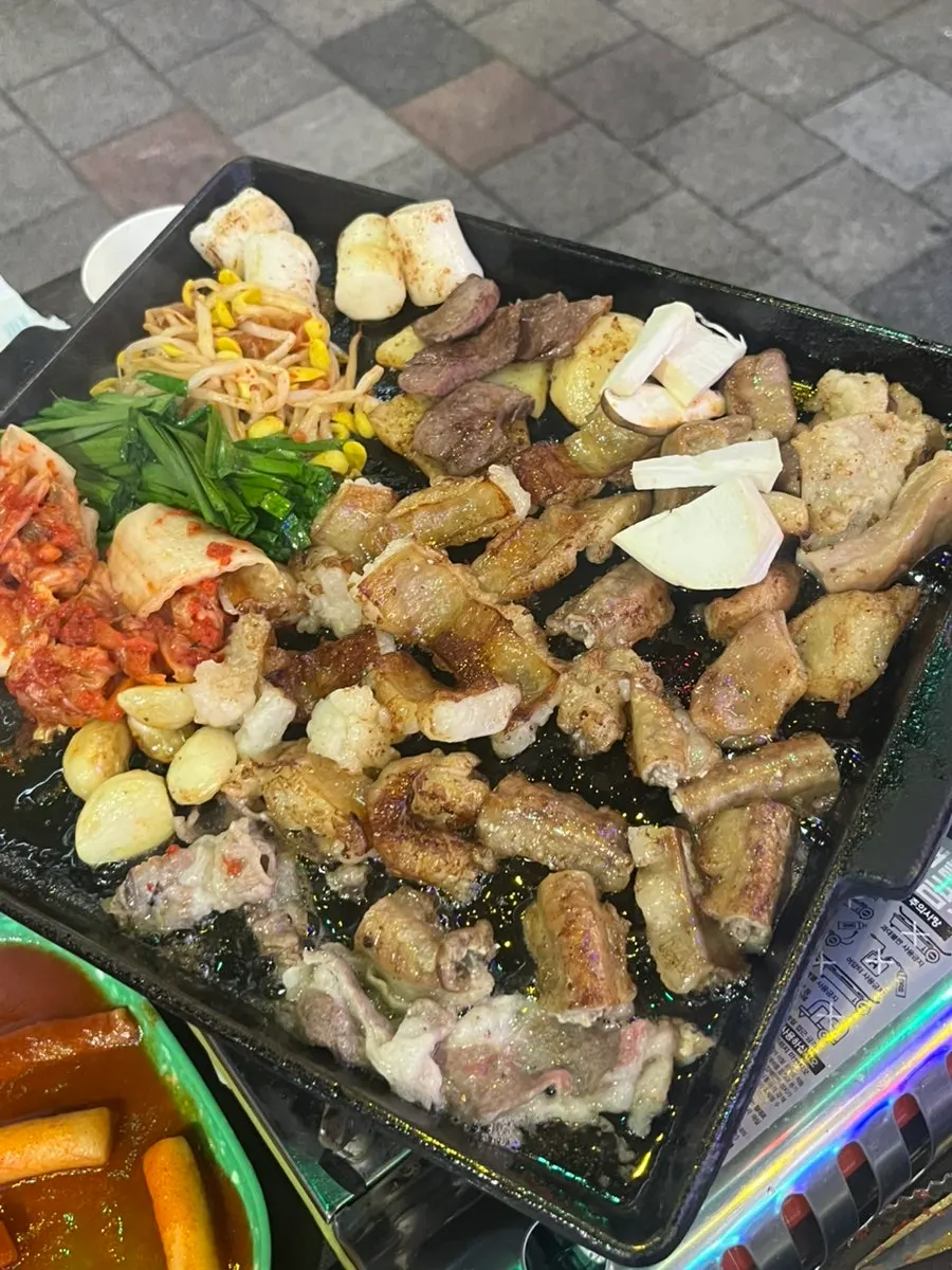 양파절임 등 밑반찬 한 상