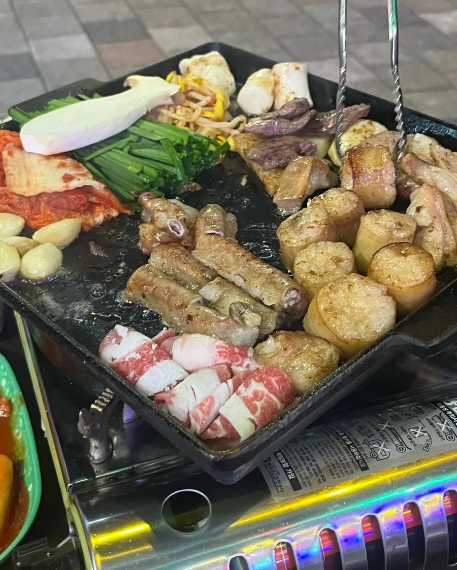 떡볶이와 미역국이 함께 놓인 테이블