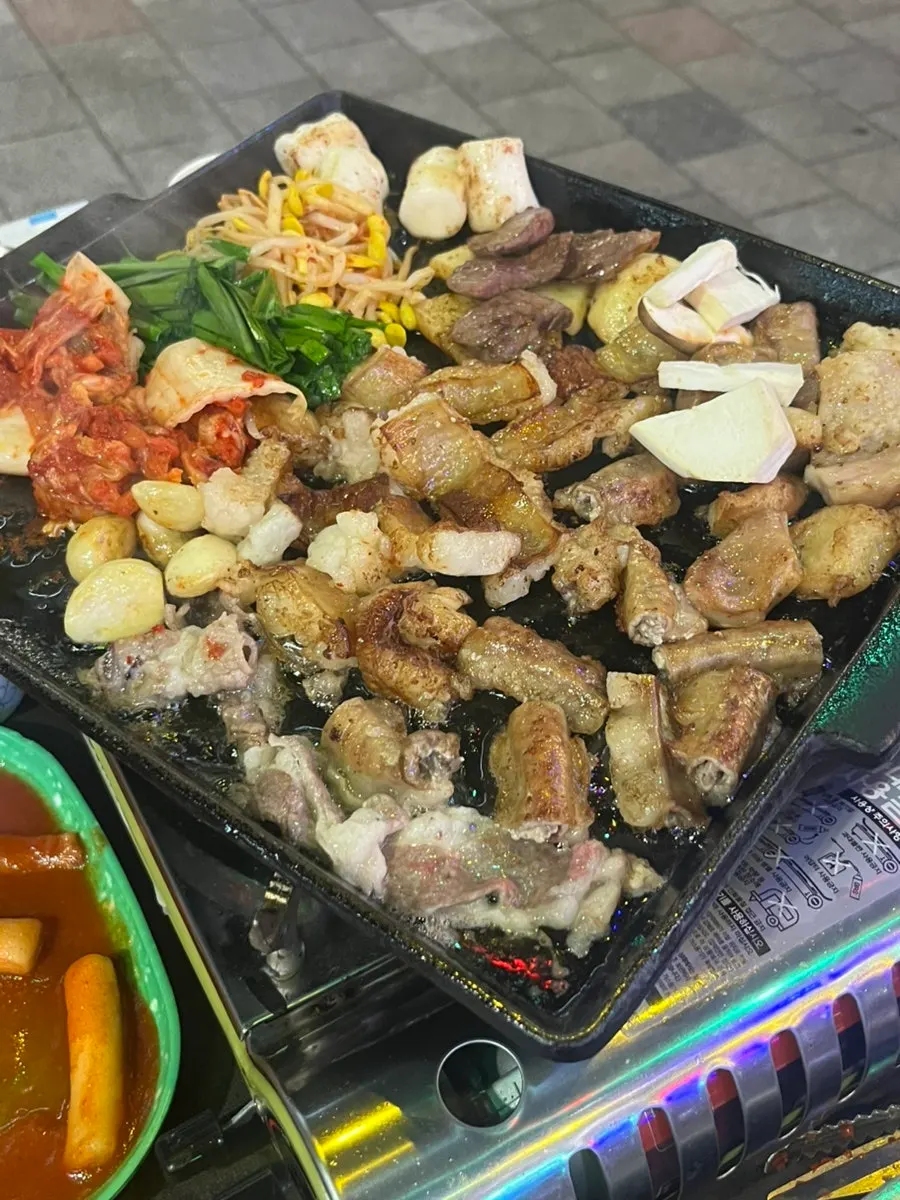 불판에 올라간 모둠곱창 2인분