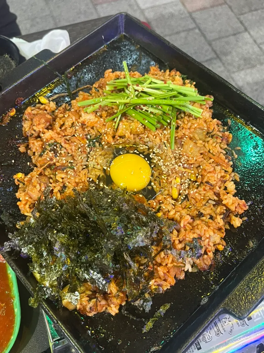 염통과 차돌박이가 익어가는 불판