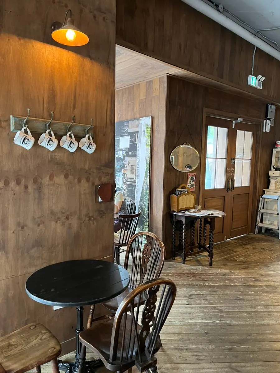 ภายใน Frank Coffee Bar ที่มีบรรยากาศสลัว