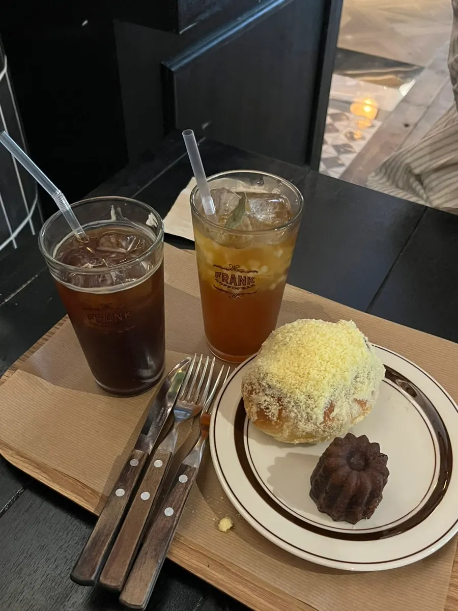 เมนูสั่งกาแฟและขนมปัง