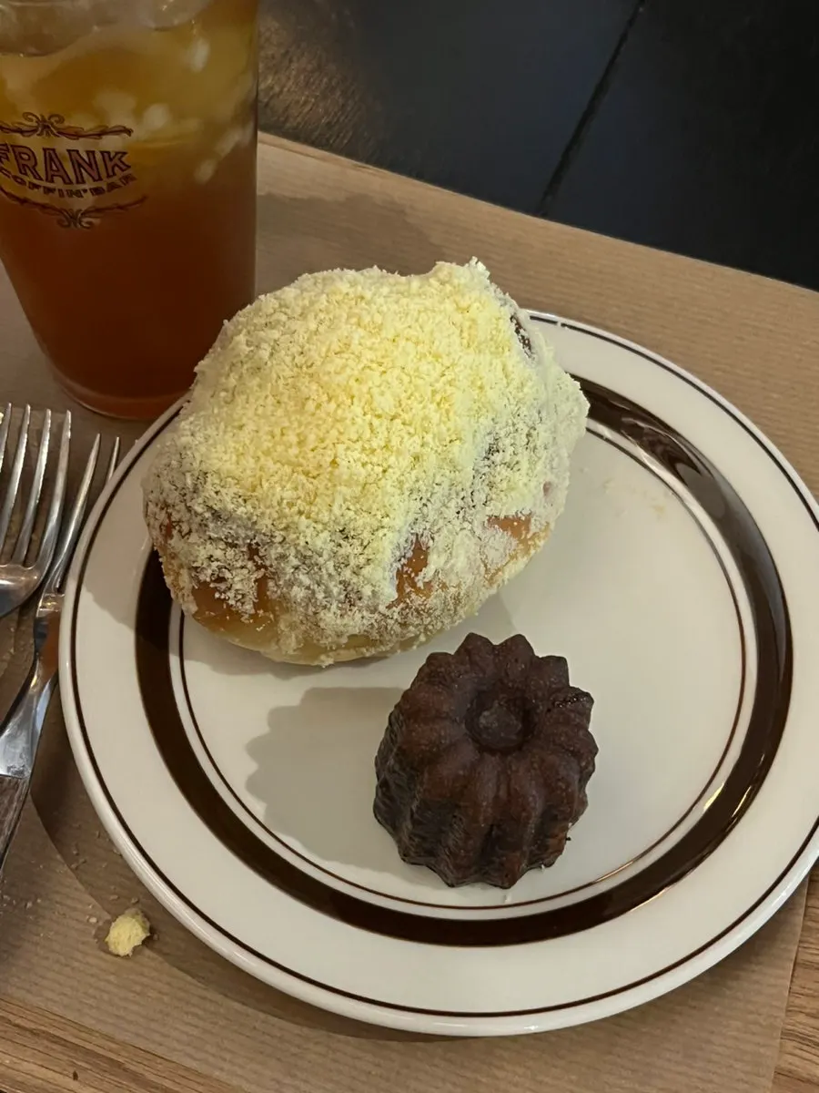 กาแฟและขนมปังในเช้าวันหยุด