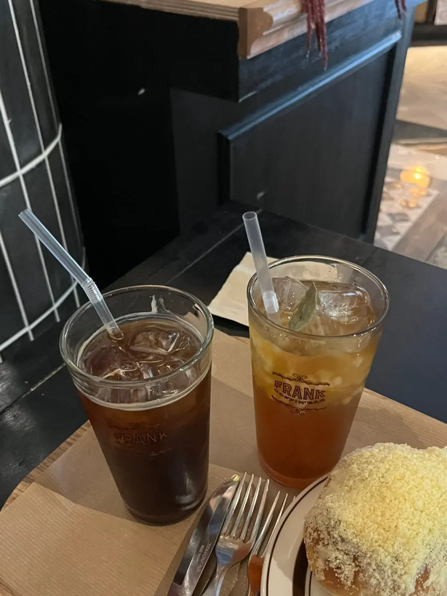 ขนมปังเกลือคัสเตลลากับไอซ์อเมริกาโน