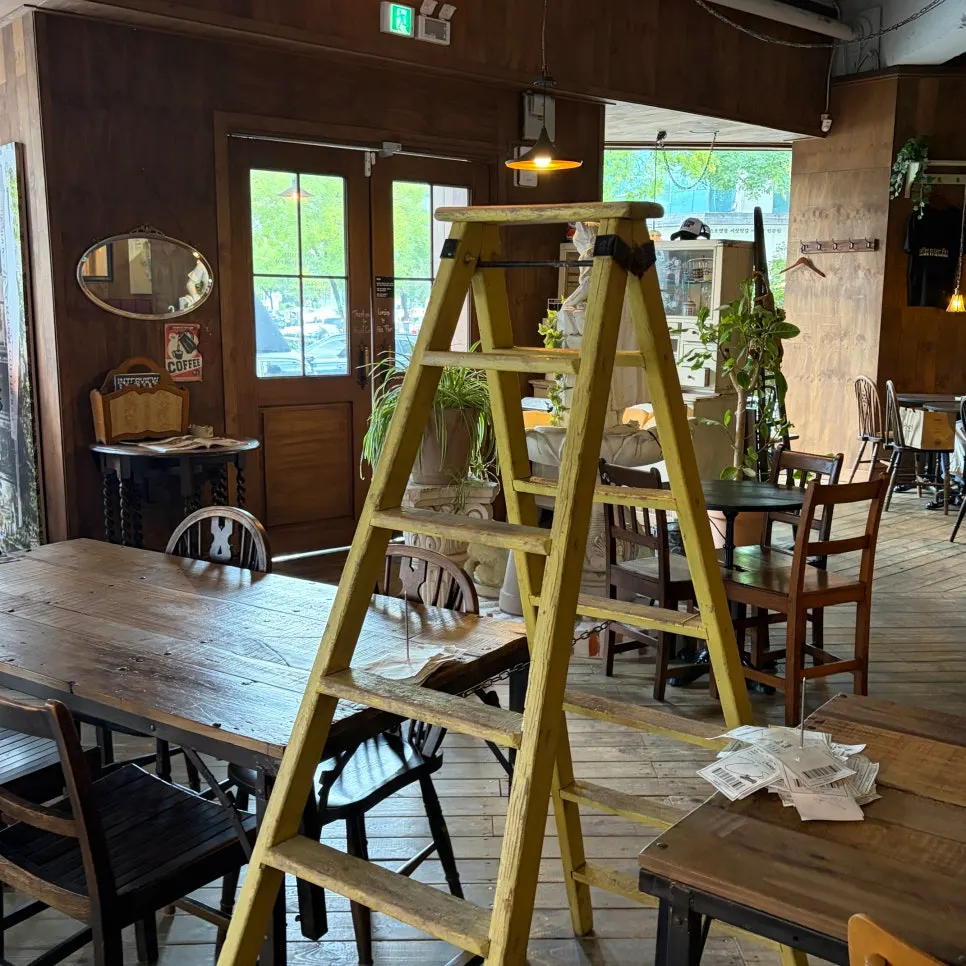 The ordered salt breads and drinks