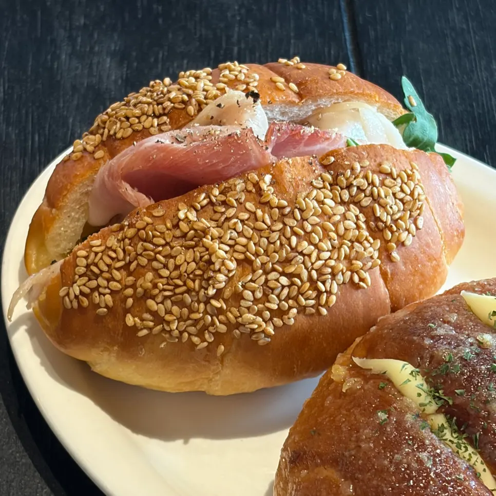 Salt bread with arugula and jambon