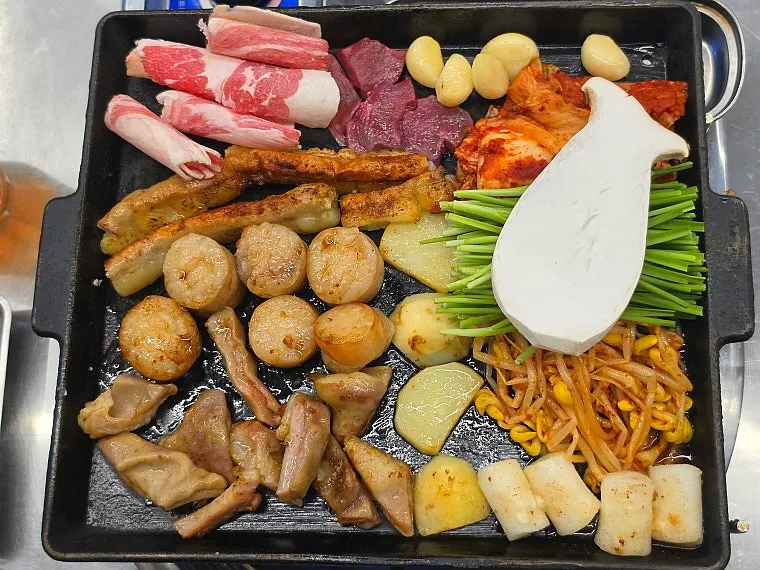 Two-person mixed gopchang platter