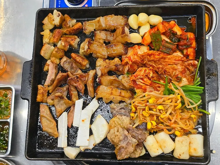 A gopchang platter grilled by staff
