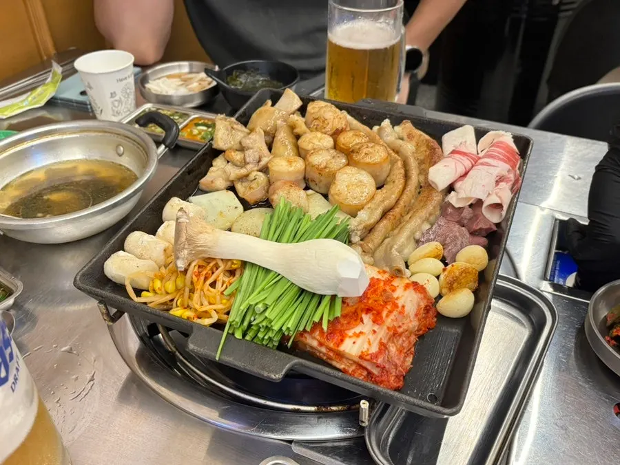벽에 붙은 우화곱창 메뉴판과 안내문