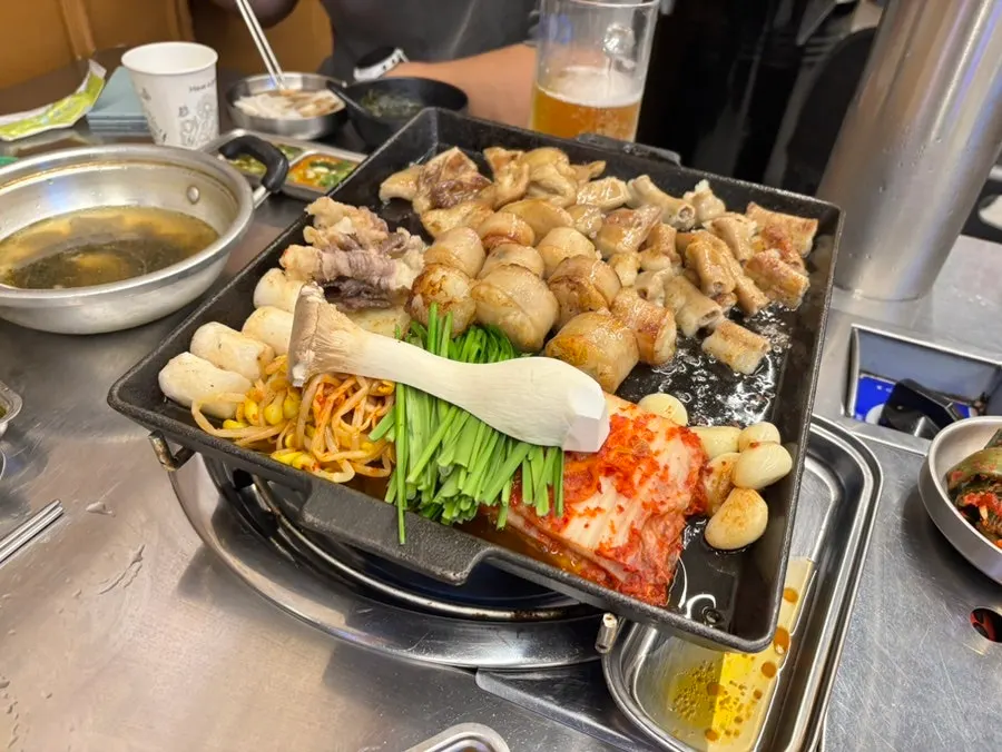 모듬 곱창을 먹기 좋게 손질하는 모습