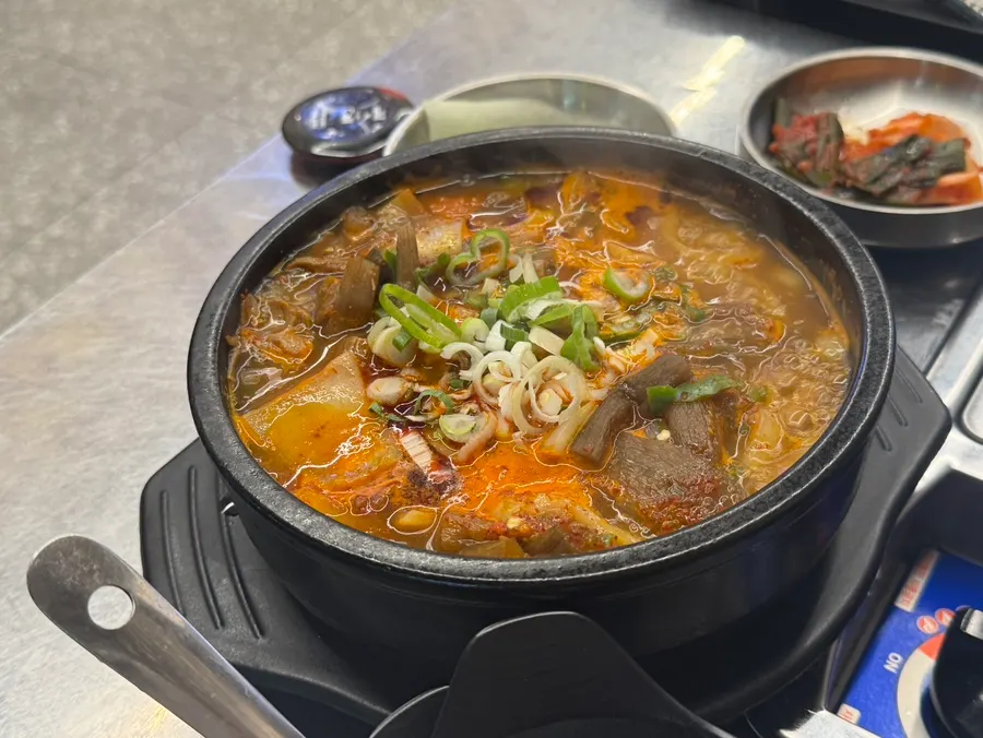 Spicy yukgaejang kalguksu