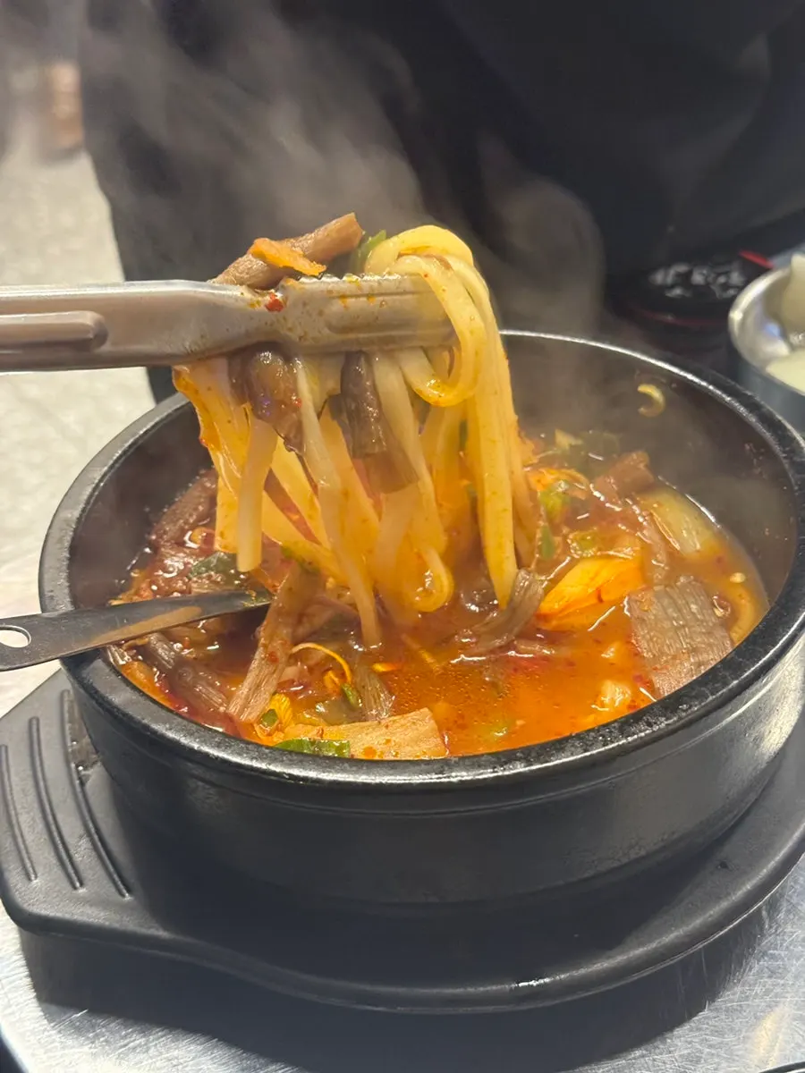 Yukgaejang kalguksu noodle dish