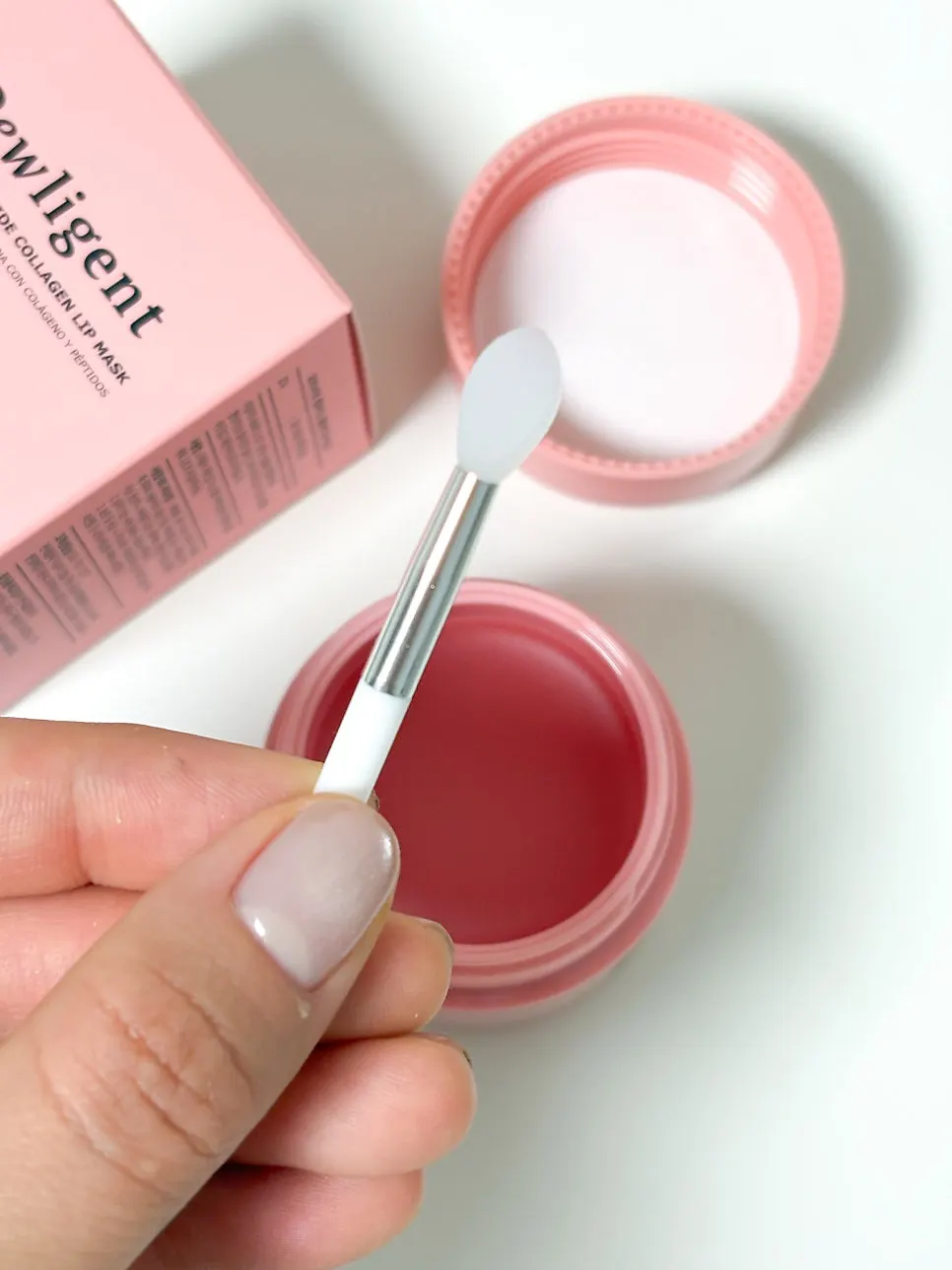 Lip mask balm texture and spatula