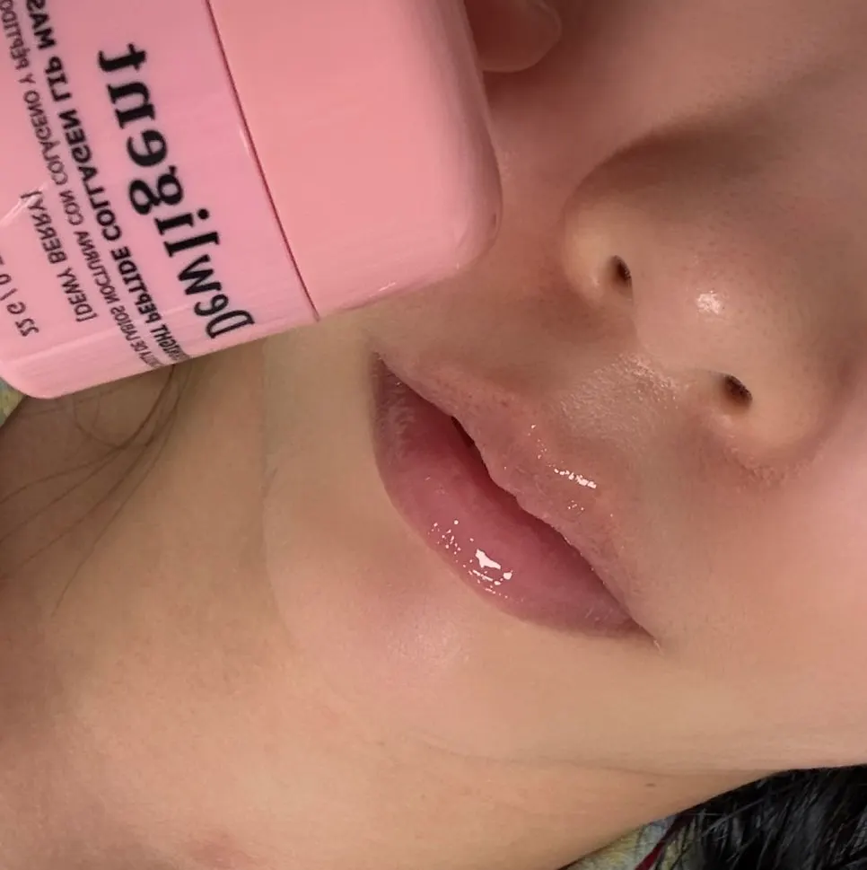 Using a lip mask for lip moisture care