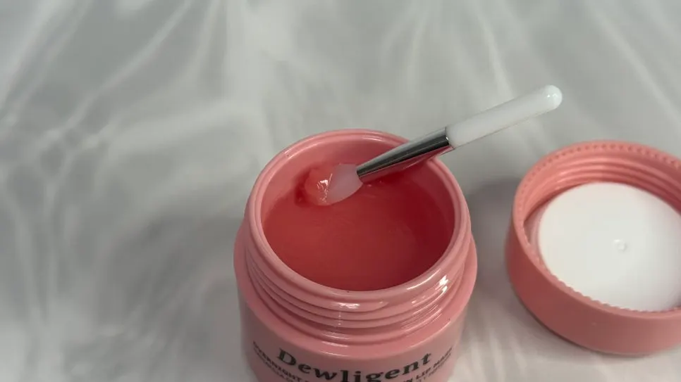 Using a lip mask like a pack when lips are dry