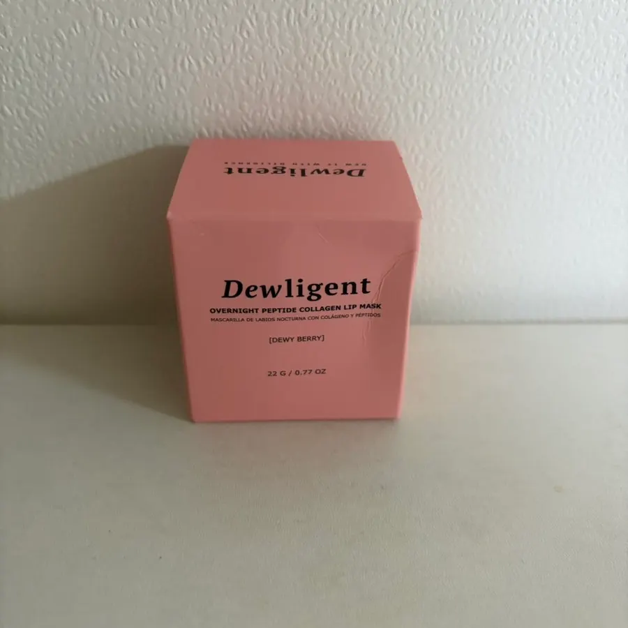 Lip mask in a round container
