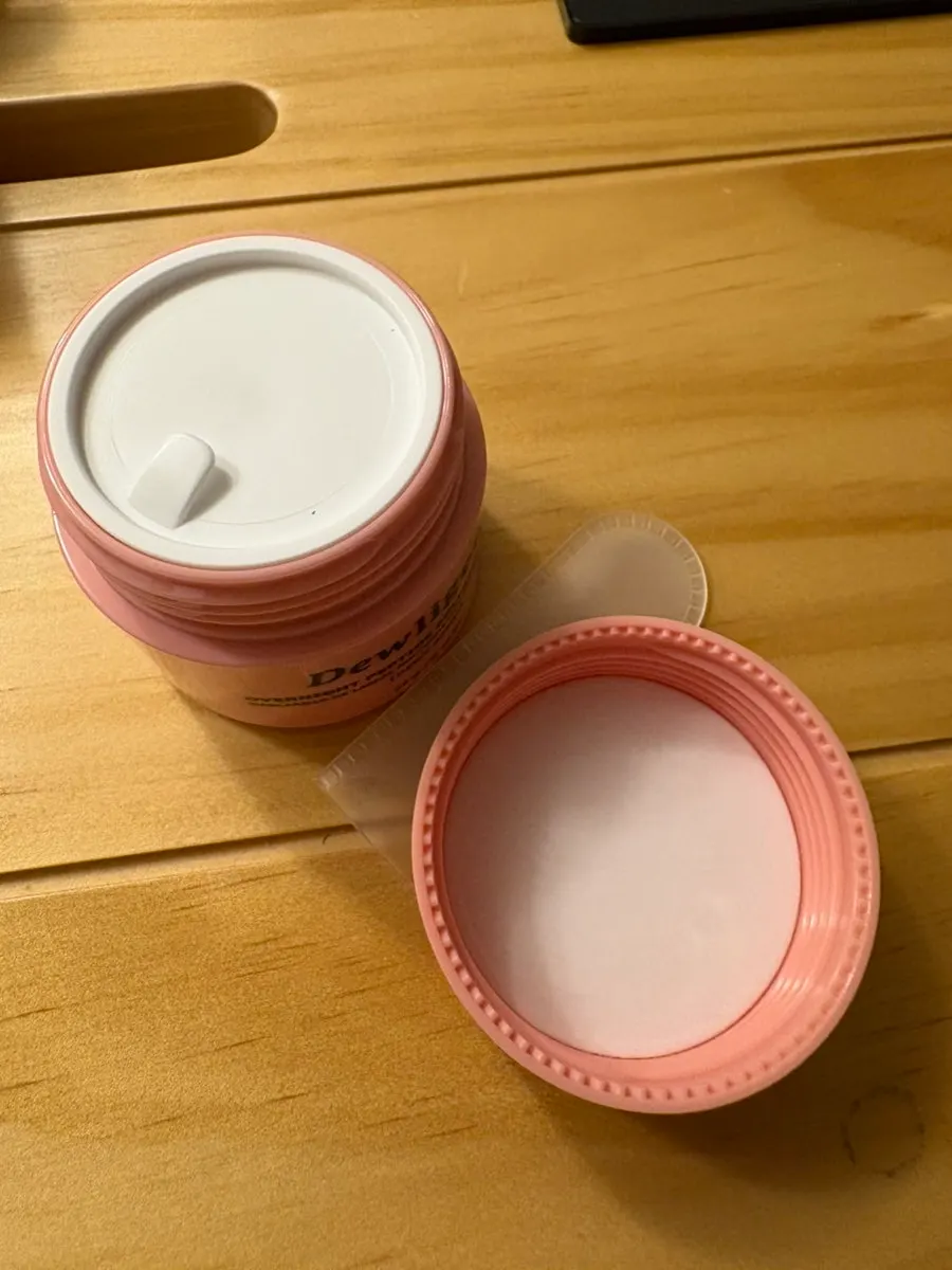 Dry flakes along the sides of the lips