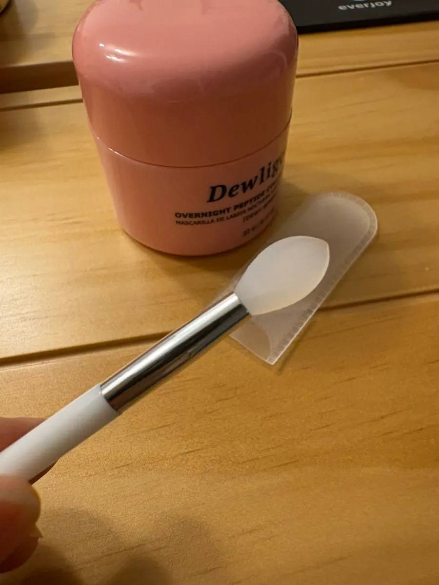 Lip mask in a coral-pink container