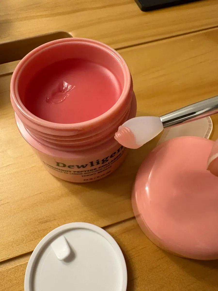 Lip mask with its included spatula