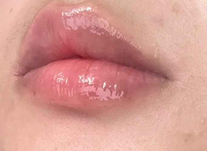 Glossy lips after using the lip mask