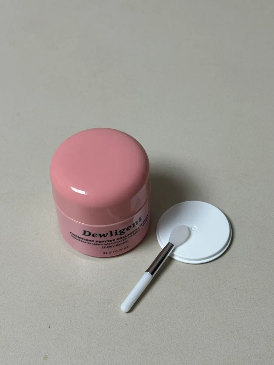 Durgent Lip Mask with its included spatula