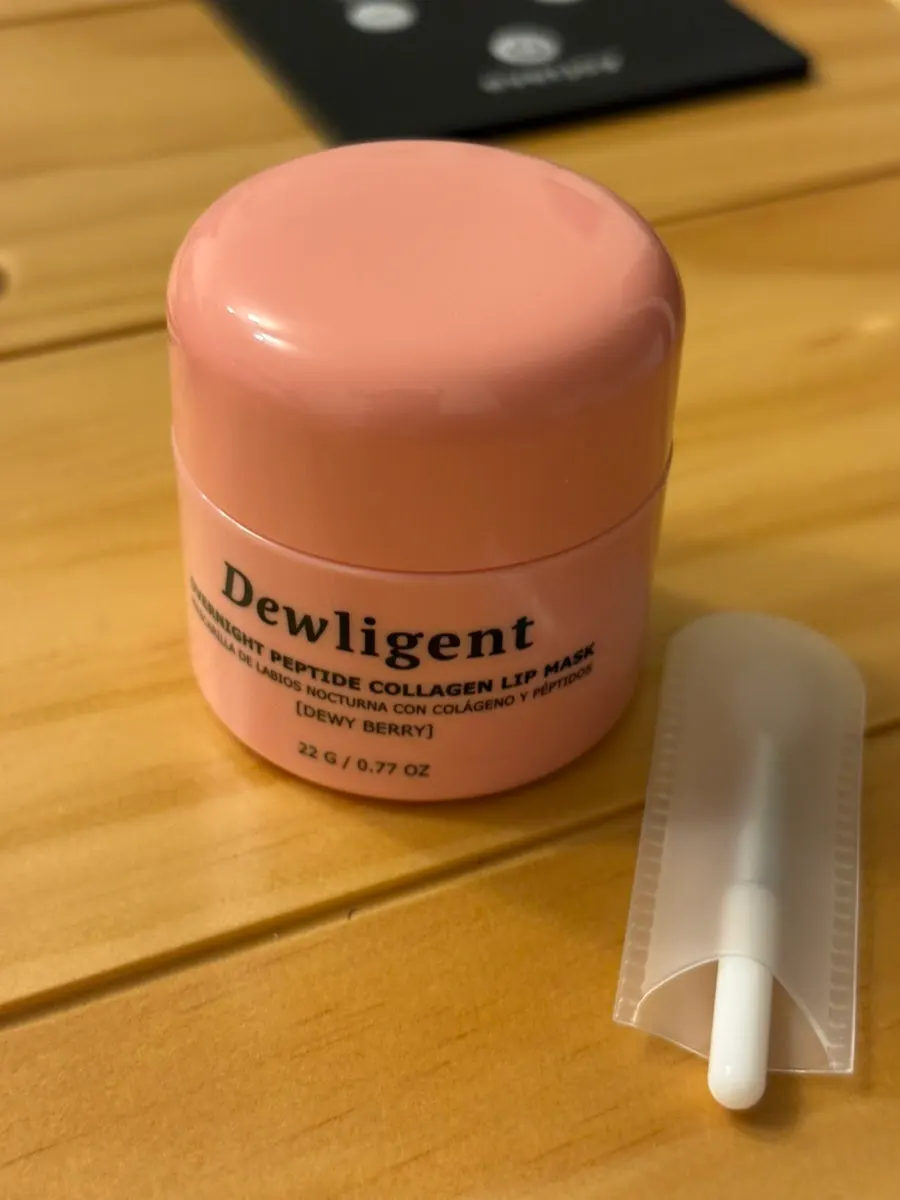 Glossy lips after daytime application