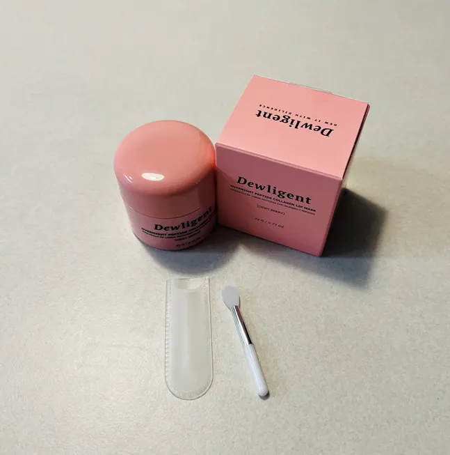 Dedicated spatula included with the lip mask