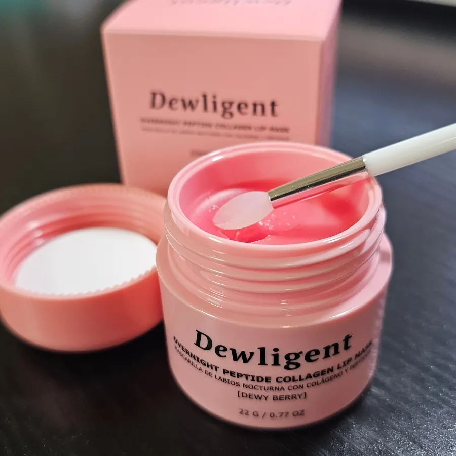 Lip mask with dedicated cap and spatula