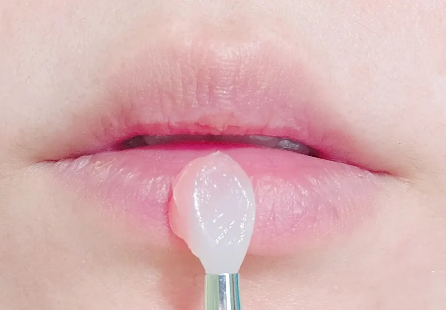 Scooping out lip mask with a spatula