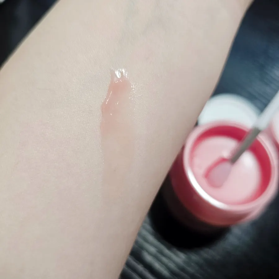 Lip mask with a pink balm texture