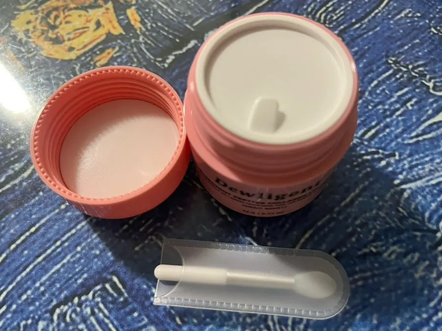 Lip mask and dedicated spatula