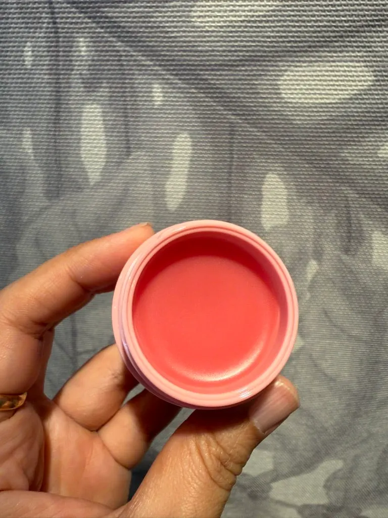 Lip mask with a dedicated spatula