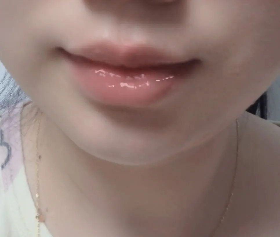 Dedicated spatula for using the lip mask